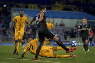 Zagreb, Hırvatistan - 28 Ağustos 2018: Uefa Şampiyonlar Ligi Playoffları, Gnk Dinamo ve Bsc Young Boys. Mario Budimir (9) ve Gregory Wuthrich (22)) 