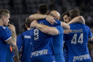 Zagreb, Hırvatistan - 29 Kasım 2017: Ehf Velux Şampiyonlar Ligi PPD Zagreb - Rhein-Neckar Lowen. Oyuncular birbirlerine sarılıyorlar.