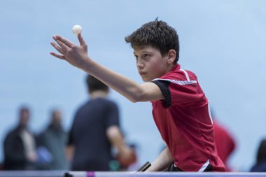 Zagreb, Hırvatistan - 25 Kasım 2017: Masa tenisi uluslararası anma töreni Antun Tova Stipanciç. Çocuk oyuncu topu servis ediyor.