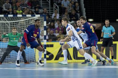 Zagreb, Hırvatistan - 23 Kasım 2017: Ehf Velux Şampiyonlar Ligi PD Zagreb - Fc Barcelona Lassa. Tonci Valciç (24) Barselona golü yakınlarında eylem halinde