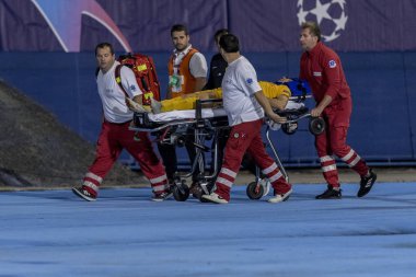 Zagreb, Hırvatistan - 28 Ağustos 2018: Uefa Şampiyonlar Ligi Playoffları, Gnk Dinamo ve Bsc Young Boys. Tıbbi ekip ve yaralı oyuncu Miralem Sulejmani (7)