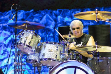 Zagreb, Hırvatistan - 16 Mayıs 2017: Deep Purple davulcusu Ian Paice, Arena Zagreb 'deki The Long Goodbye turnesinde sahnede