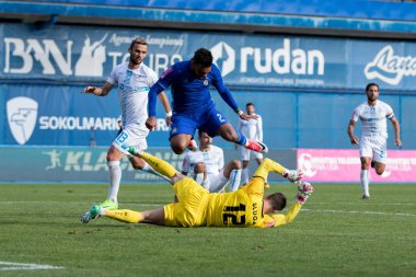 Zagreb, Hırvatistan - 28 Ekim 2017: Gnk Dinamo ile Hnk Rijeka arasındaki Hırvatistan İlk Futbol Ligi maçı. Hilal Soudani (2) Simon Sluga 'nın üzerinden atladı (12))