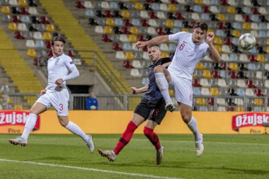 Rijeka, Hırvatistan - 12 Ekim 2018: Uefa Uluslar Ligi maçı Hırvatistan - İngiltere. Eylem Harry Maguire (6) ve Ante Rebic (18))