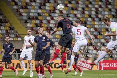 Rijeka, Hırvatistan - 12 Ekim 2018: Uefa Uluslar Ligi maçı Hırvatistan - İngiltere. Eylem Dejan Lovren (6) ve John Stones (5)