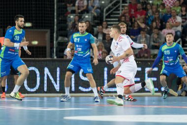 Zagreb, Hırvatistan - 28 Ekim 2017: Hırvatistan ve Slovenya 'nın ulusal temsilcisi arasında dostça bir hentbol maçı. Mario Vuglac (46) iş başında