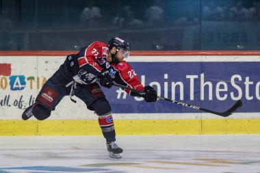 Zagreb, Hırvatistan - 23 Ekim 2018: Medvescak Zagreb ile Innsbruck arasında Ebel buz hokeyi ligi maçı. Hokey oyuncuları iş başında.