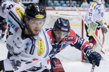 Zagreb, Hırvatistan - 21 Aralık 2017: Medvescak Zagreb ile Dornbirn arasında Ebel buz hokeyi ligi maçı. Samson Mahbod (22)