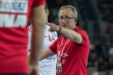 Zagreb, Hırvatistan - 28 Ekim 2017: Hırvatistan ve Slovenya 'nın ulusal temsilcisi arasında dostça bir hentbol maçı. Lino Cervar Hırvat takım teknik direktörü 