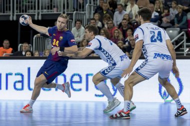 Zagreb, Hırvatistan - 23 Kasım 2017: Ehf Velux Şampiyonlar Ligi PD Zagreb - Fc Barcelona Lassa. Top Aron Palmarsson 'da (34)