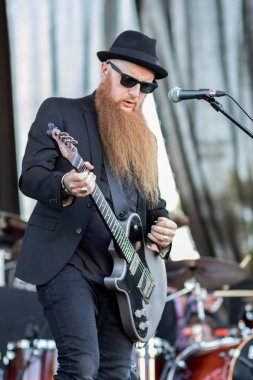  Zagreb, Hırvatistan - 26 Haziran 2017: Zagreb Rockfest Skindred gitarist Michael Fry sahnede 