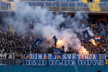 Zagreb, Hırvatistan - 28 Ekim 2017: Gnk Dinamo ile Hnk Rijeka arasındaki Hırvatistan İlk Futbol Ligi maçı. Dinamo Zagreb taraftarları Bad Blue Boys 