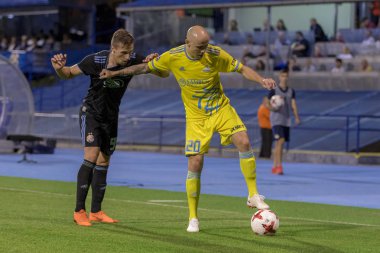 Zagreb, Hırvatistan - 14 Ağustos 2018: Uefa Şampiyonları Leauge eleme turu. Gnk Dinamo, Fc Astana 'ya karşı. Savaşta Richard Almeida (20) ve Mislav Orsiç (99))