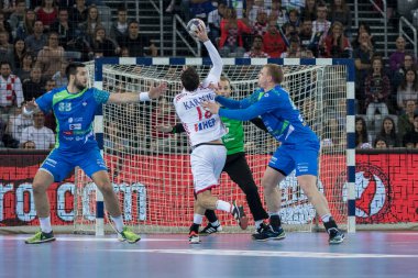 Zagreb, Hırvatistan - 28 Ekim 2017: Hırvatistan ve Slovenya 'nın ulusal temsilcisi arasında dostça bir hentbol maçı. Igor Karaciç (18) golü atıyor