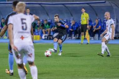 Zagreb, Hırvatistan - 21 Temmuz 2017: Dinamo Zagreb (Cro) ile Odd (Nor) arasında oynanan Uefa Avrupa Ligi 3. tur ön eleme maçı. Domagoj Antoliç (8) pas veriyor