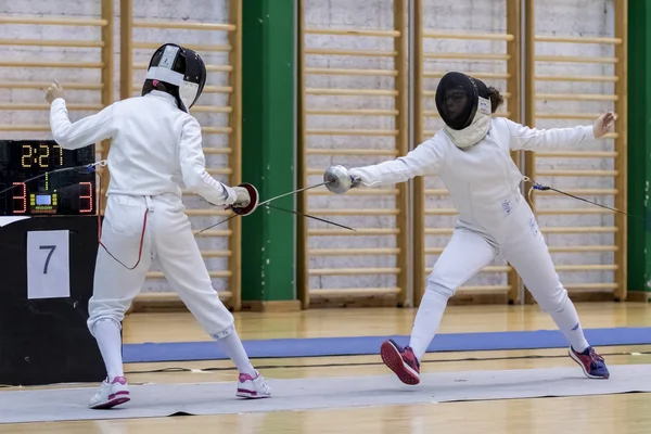 Zagreb, Hırvatistan - 25 Kasım 2017: Kılıç Oyunları Turnuvası Mladost Zagreb Kupası. Eskrimciler iş başında