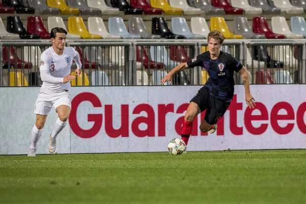 Rijeka, Hırvatistan - 12 Ekim 2018: Uefa Uluslar Ligi maçı Hırvatistan - İngiltere. Eylem Tin Jedvaj (16) ve Ben Chilwell (3)