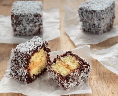 Ahşap masada Avustralya Lamington kek