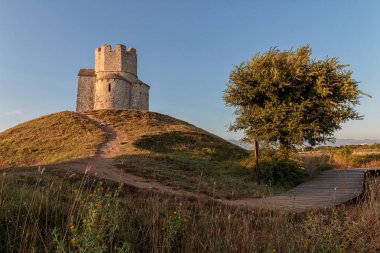 Hırvatistan'ın Nin kenti yakınlarındaki tepede St Nicholas eski küçük taş kilise. Altın hou