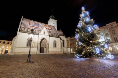 Saint Marks meydanı ve önünde Noel ağacı ile St Mark kilise Zagreb, Hırvatistan Advent bir parçası olarak 