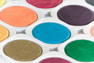 Suluboya paleti yakın u