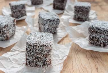 Ahşap masada Avustralya Lamington kek