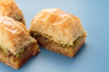 Antep fıstığı ve cevizli baklava