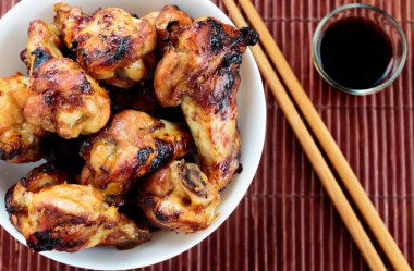 Sırlı tavuk kanatları baget