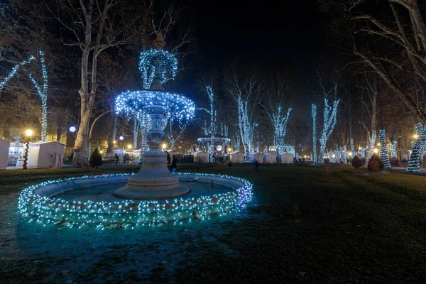 Zrinjevac Park Brunnen Geschmückt Mit Weihnachtsbeleuchtung Als Teil Der Advent — Stockfoto