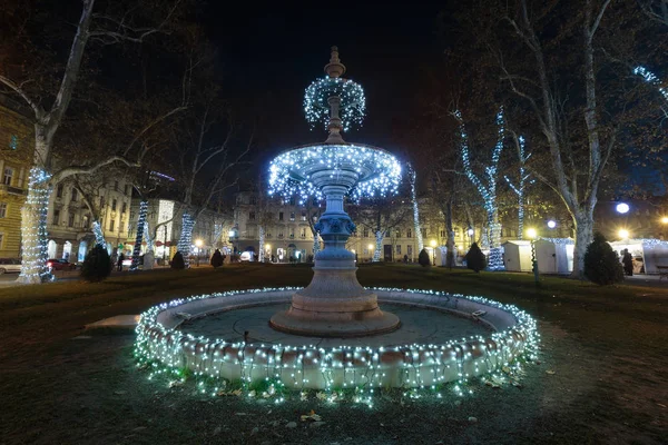 Parque Zrinjevac Fonte Decorada Por Luzes Natal Como Parte Advento — Fotografia de Stock