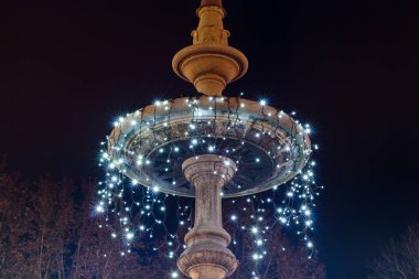 Zagreb Advent bir parçası olarak Noel ışıkları ile dekore Zrinjevac park Çeşmesi detay. Çeşme Mantar olarak bilinir.