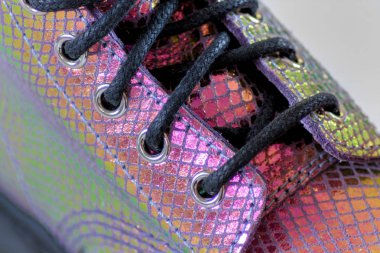 Pırıl pırıl çizmeler üzerinde Dantel