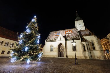 Saint Marks meydanı ve önünde Noel ağacı ile St Mark kilise Zagreb, Hırvatistan Advent bir parçası olarak 