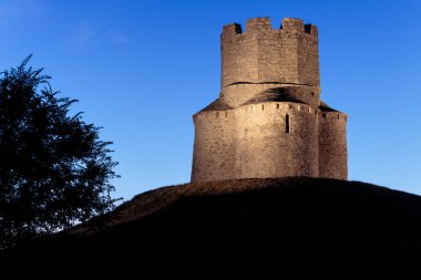 Hırvat'ta Nin kenti yakınlarındaki tepede St Nicholas eski küçük taş kilise