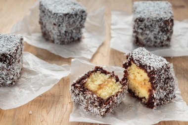 Ahşap masada Avustralya Lamington kek