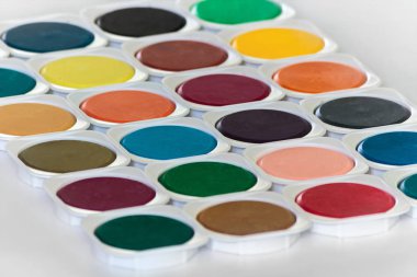 Beyaz arka planda suluboya paleti