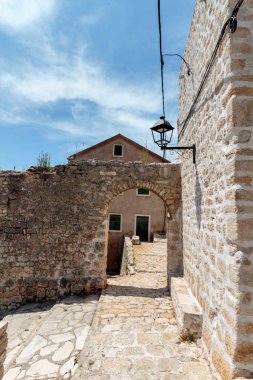 Novigrad eski Dalmaçya kasabasında Kemer geçit