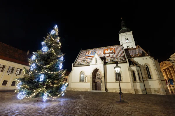 Heiliger Markiert Platz Und Mark Kirche Mit Weihnachtsbaum Davor Als — Stockfoto