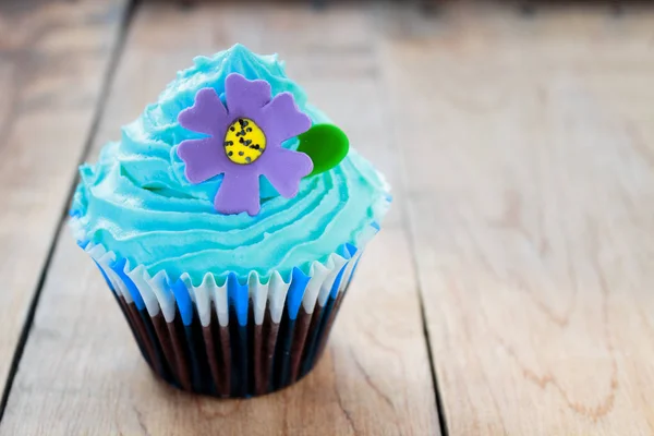 Cupcake Met Blauwe Slagroom Paarse Bloem — Stockfoto