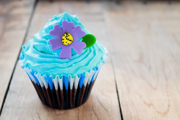 Magdalena Con Glaseado Azul Flor Púrpura — Foto de Stock