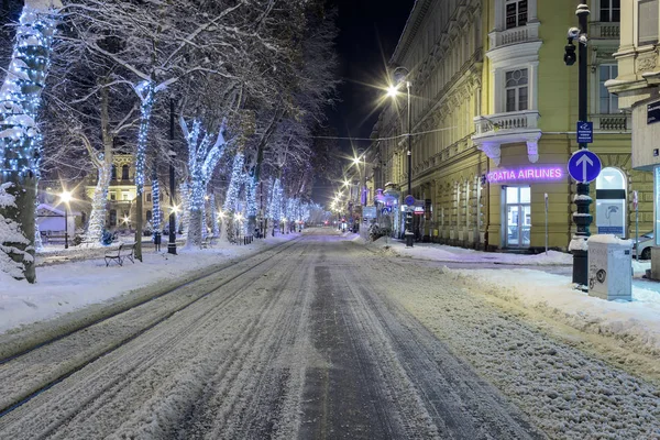 Zagreb Croacia Enero 2016 Camino Cubierto Nieve Fría Noche Invierno —  Fotos de Stock