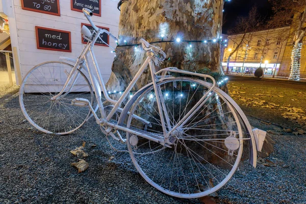 Advent Zagreb Weihnachtsstand Beleuchteter Baum Und Altes Weißes Fahrrad Vordergrund — Stockfoto