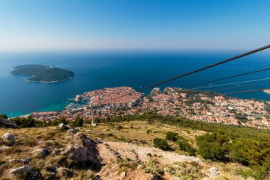 Dubrovnik Teleferik. Mount Srdj. Eski şehir sur ve arka planda Adriyatik denizinin tepesinden görünümü.