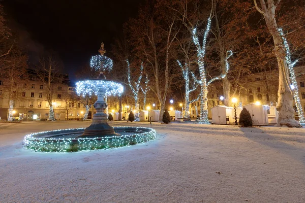 Zrinjevac Park Brunnen Geschmückt Mit Weihnachtsbeleuchtung Als Teil Der Advent — Stockfoto
