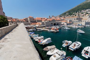 Dubrovnik, Hırvatistan - 13 Temmuz 2016: Eski Dubrovnik por yaz sahnesi