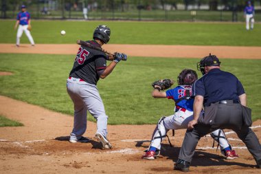 Zagreb, Hırvatistan - 20 Nisan 2019: Beyzbol maçı Zagreb ve Vindija Beyzbol Kulübü. Beyzbol sopası topa vurmak için bekliyor.