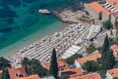 Dubrovnik, Hırvatistan - 13 Temmuz 2016: Dubrovnik şehrinde kumlu bir plajın havadan görünümü