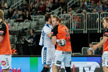 Zagreb, Hırvatistan - 25 Şubat 2017: Ehf Şampiyonlar Ligi PD Zagreb Ifk Kristianstad 'a karşı. Arnar Freyr Arnarsson (5) Vori Igor 'u (10) tutuyor)