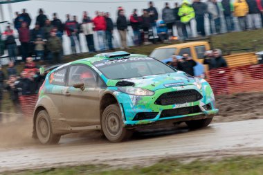Sveta Nedelja, Hırvatistan - 27 Kasım 2016. 7. Ralli Gösterisi Santa Domenica. Antal Kovacs ve Gergo Istovics Ford Fiesta R5 çakıl hızlı sürüş