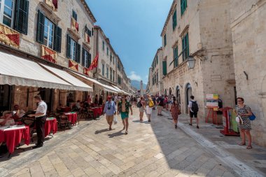 Dubrovnik, Hırvatistan - 13 Temmuz 2016: Dubrovnik, Hırvatistan'da yerli halk ve turistlerin bulunduğu ana caddenin (Stradun veya Placa) yaz sahnesi (New Star Wars çekim yeri)